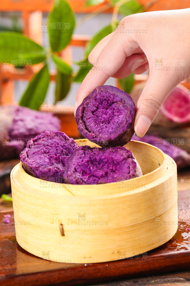 蒸笼里装着沙地紫薯