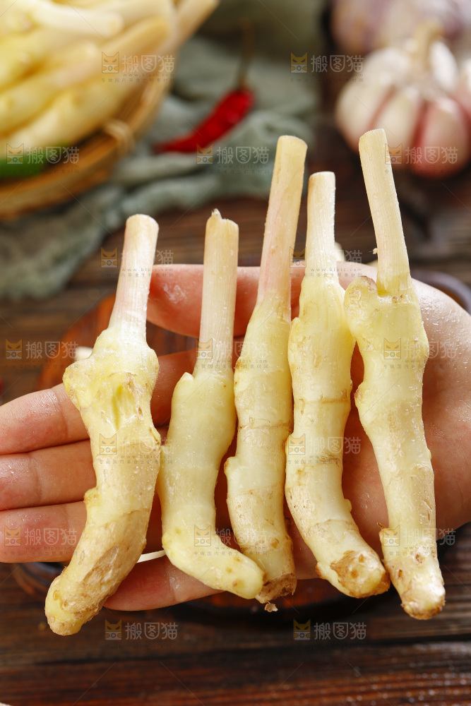 木板上放着新鲜生姜