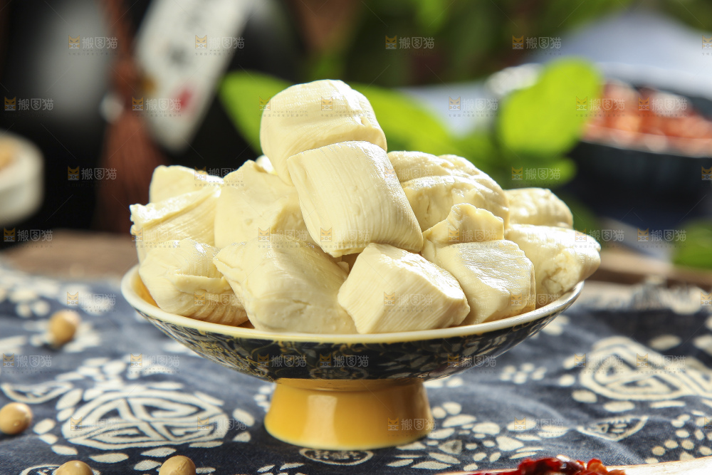 花布底上的包浆豆腐