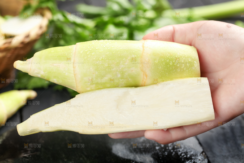 手里拿着湖北新鲜茭白