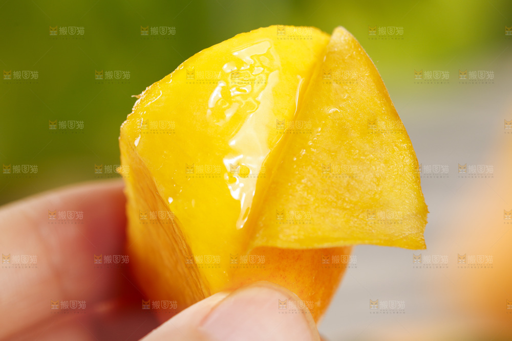 手里拿着蟠桃果肉