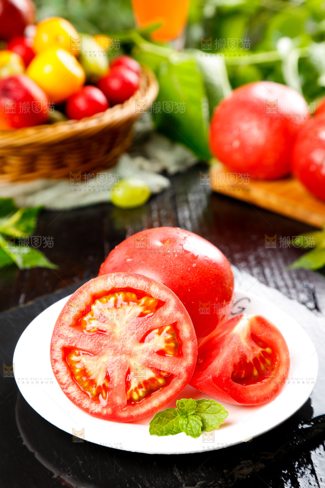 深底上放着番茄