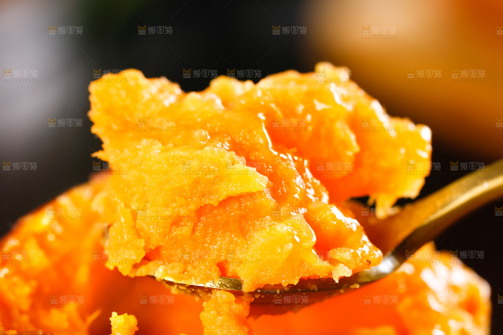 叉子上叉着糖心蜜薯