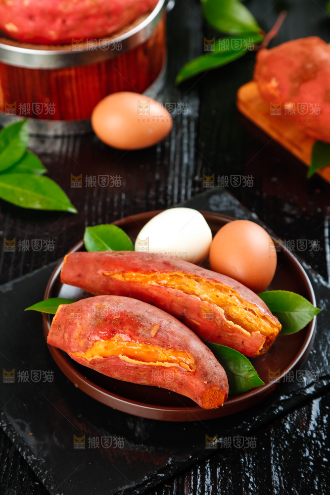 盘子里放着红蜜薯