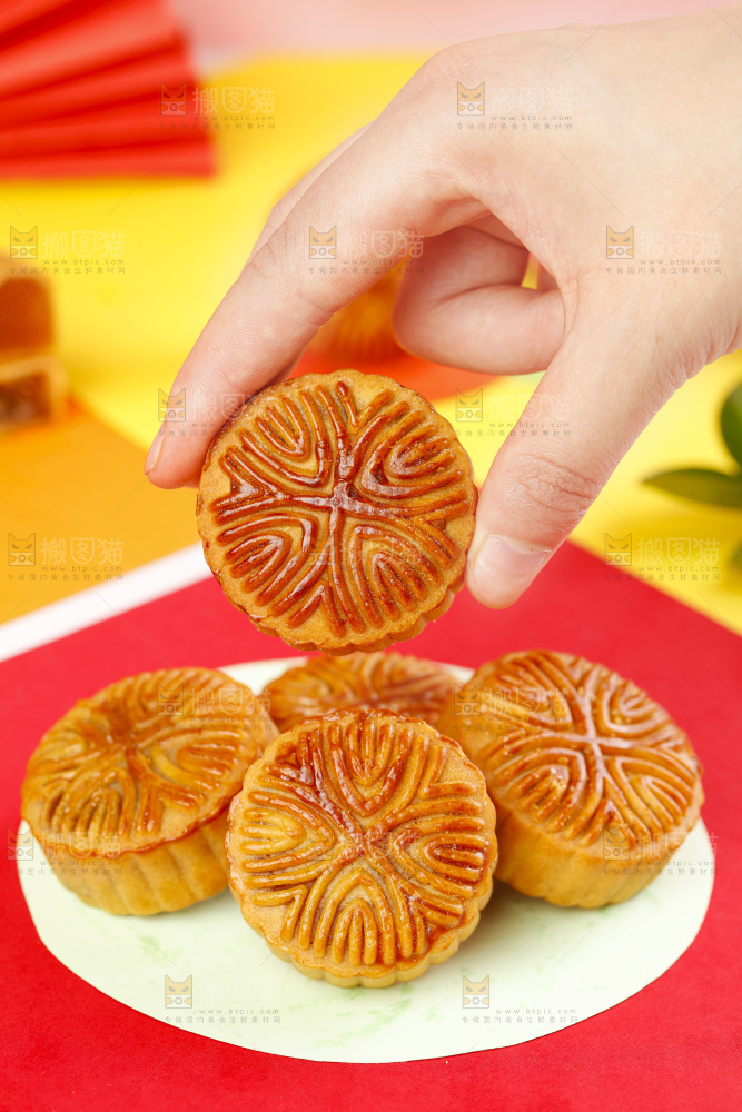 手里拿着手工月饼
