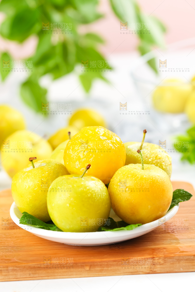 盘子里装着新鲜黄金奈李