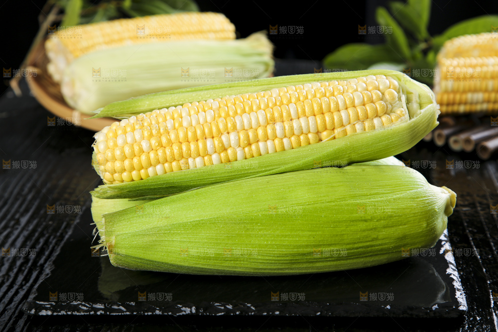 黑底上的云南水果玉米