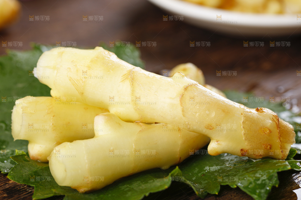 深底上的新鲜生姜