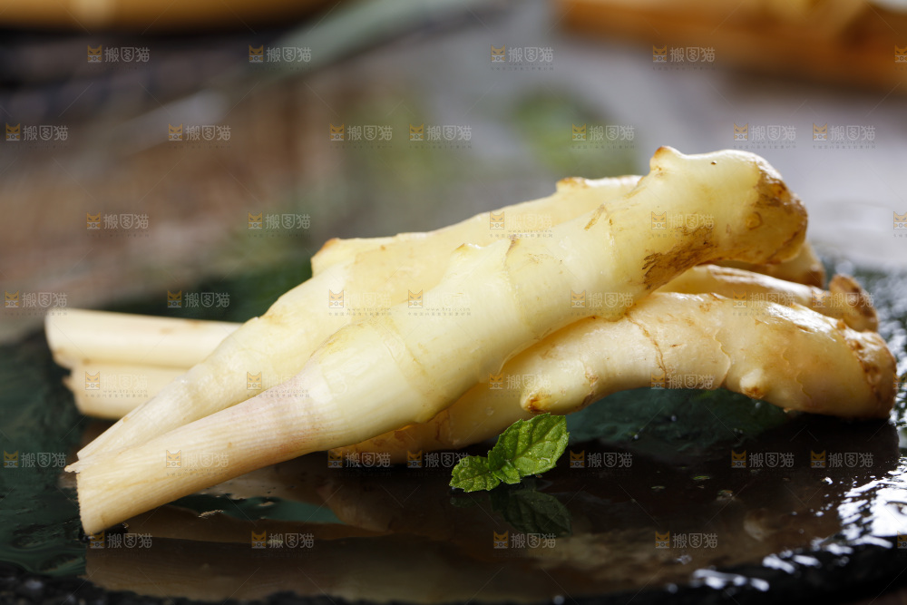 黑石板上放着红芽嫩姜