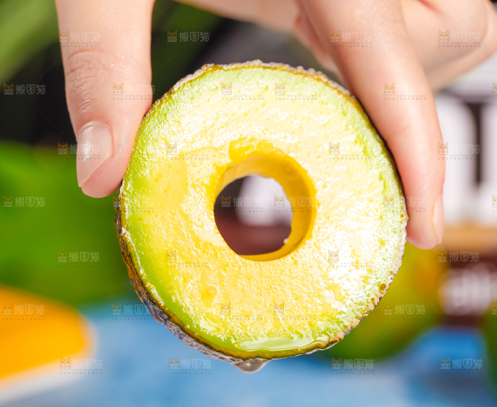手里拿着秘鲁牛油果