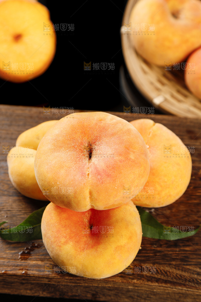木板上放着毛蟠桃