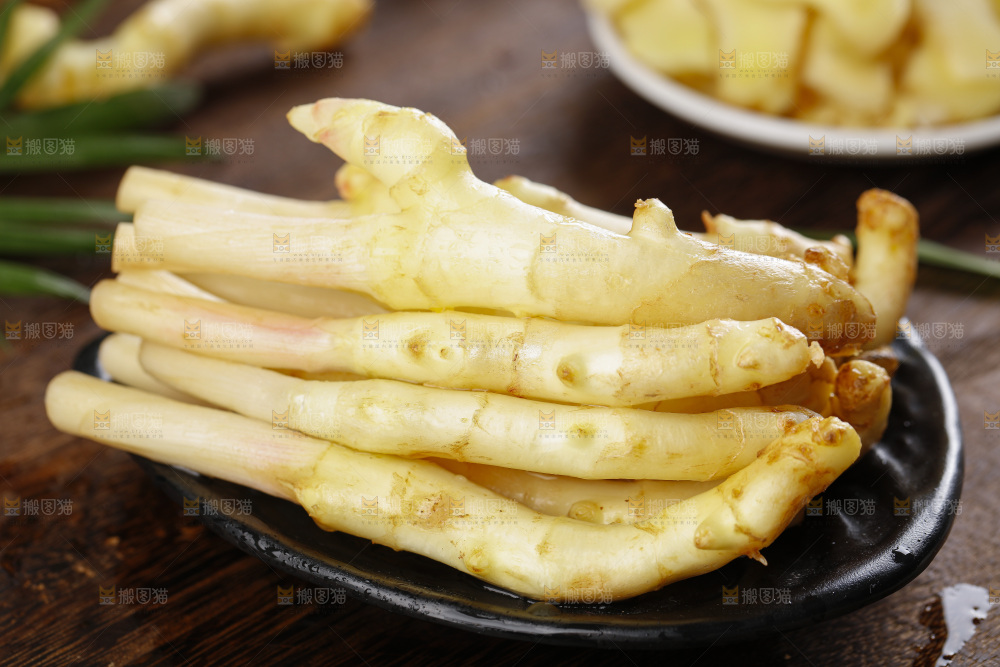 深底上的新鲜生姜