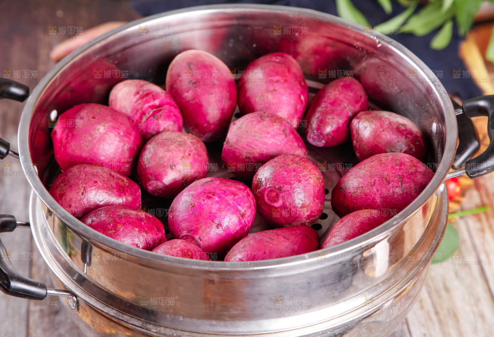 蒸锅里放着农家紫薯