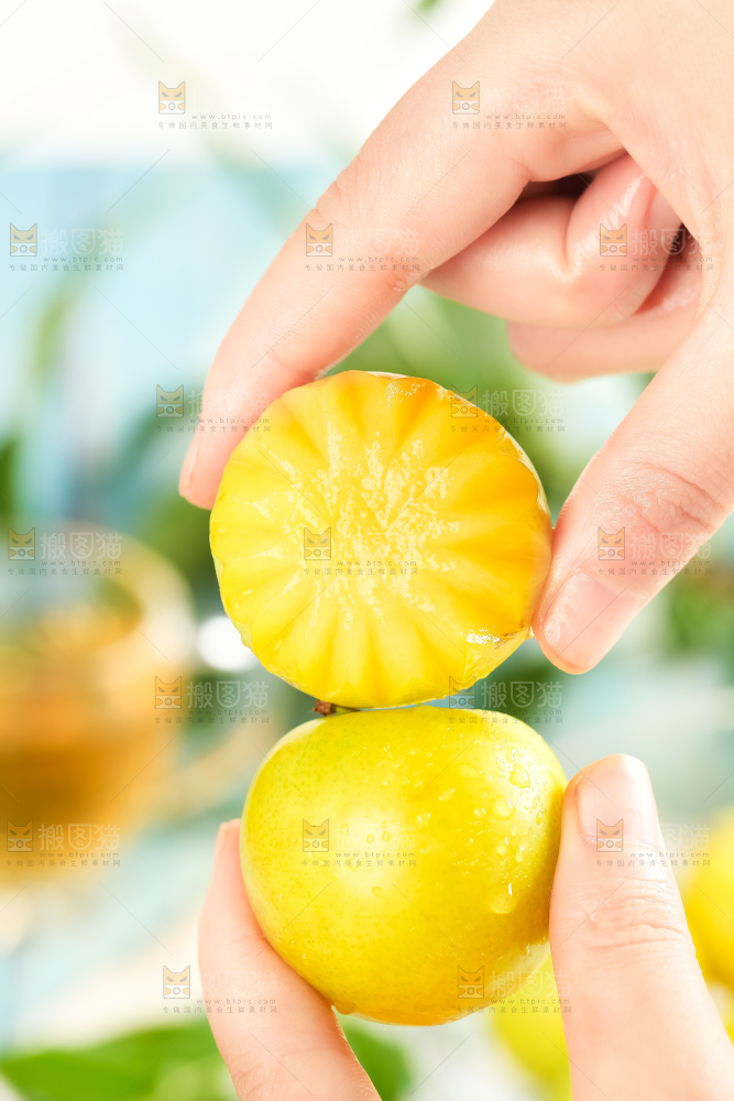 手里拿着新鲜黄金奈李