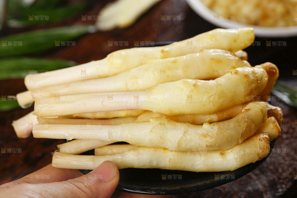 木板上放着生姜