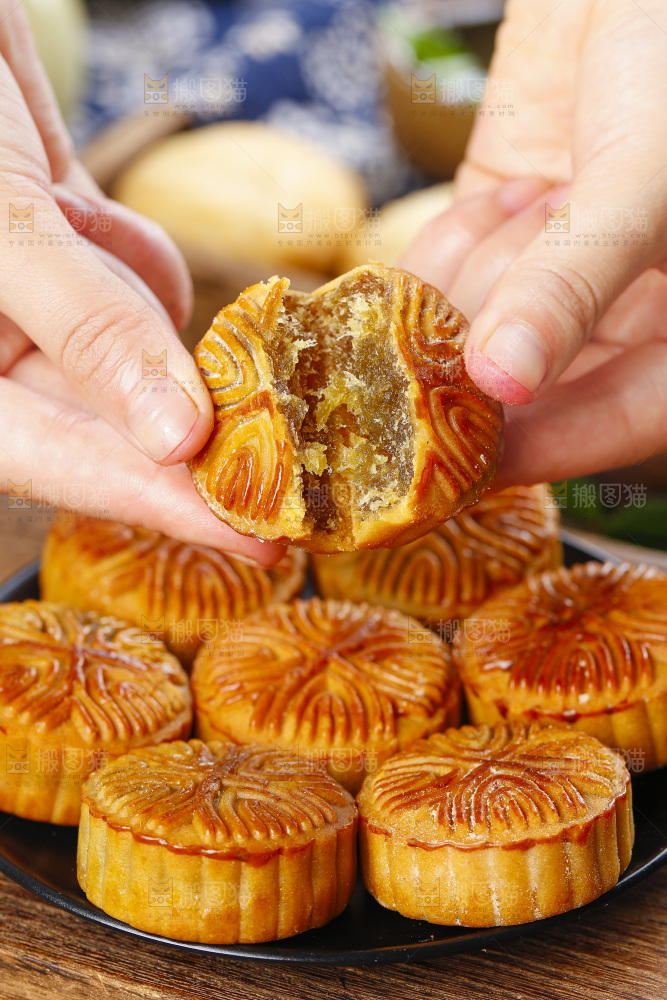 盘子里装着水果月饼