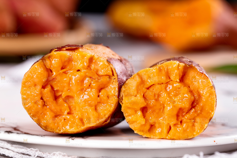 盘子里装着福建六鳌蜜薯