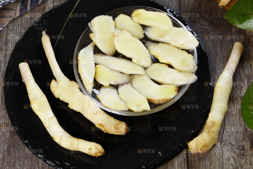 黑石板上放着红芽嫩姜