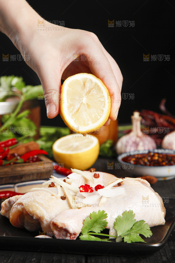 托盘里装着腌鸡腿