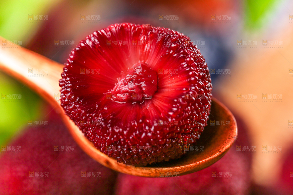 深底上放着余姚杨梅