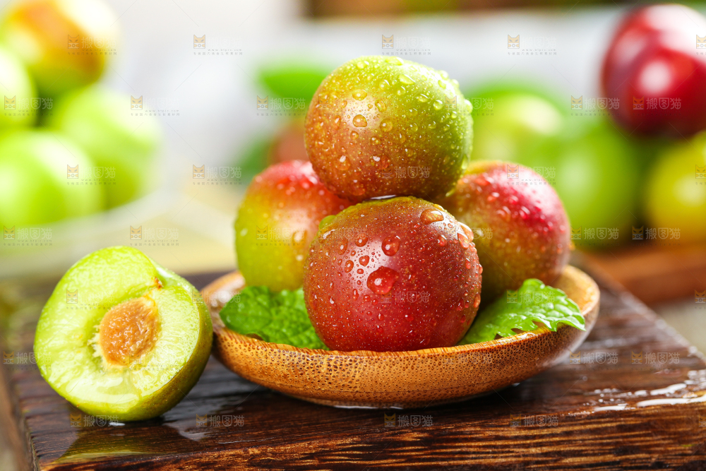 盘子里的茵红脱骨李