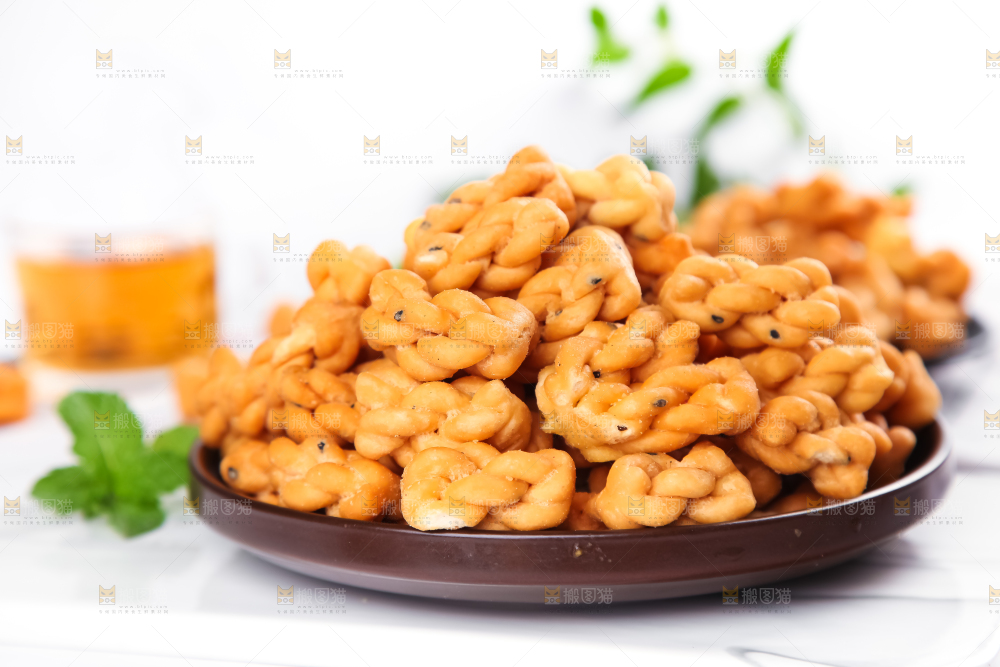 盘子里装着小麻花