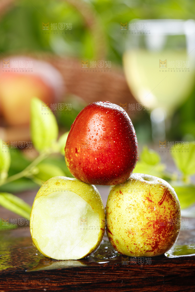 木板上放着新鲜枣子