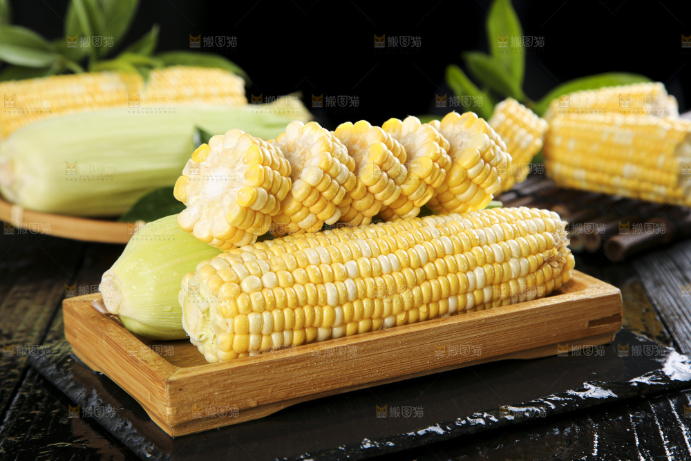 盘子里装着黄玉米
