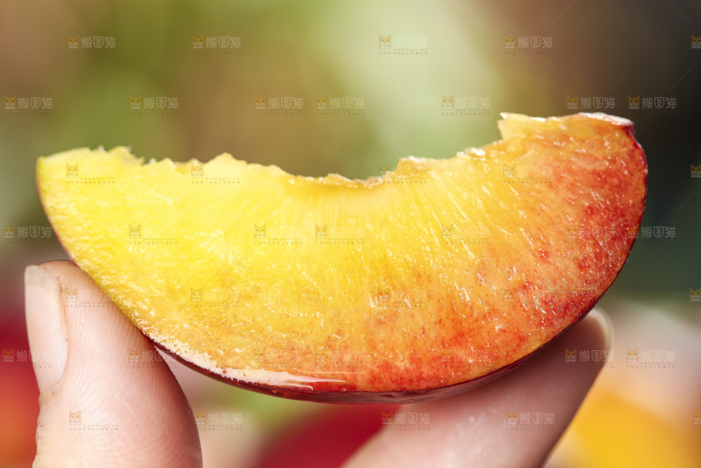 手里拿着油桃