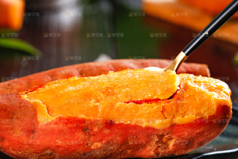黑盘子里的六鳌红心蜜薯