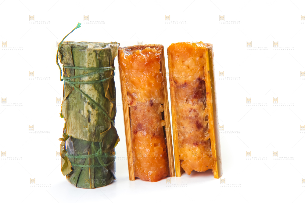 白底上放着竹筒肉粽
