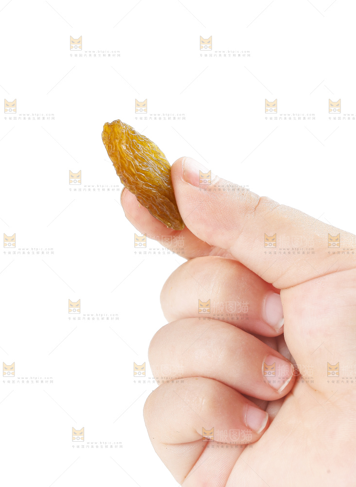 手里拿着黄葡萄干