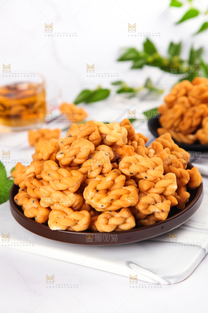 盘子里装着小麻花
