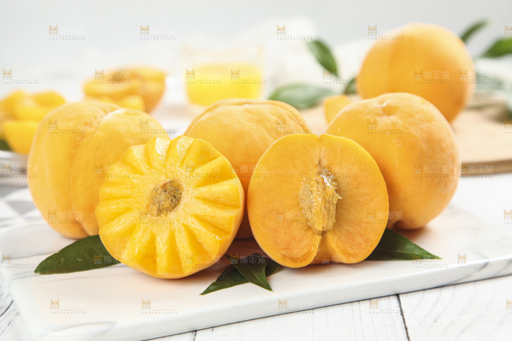 白石板上的黄肉毛桃