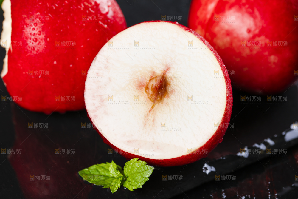 黑石板上放着白肉油桃