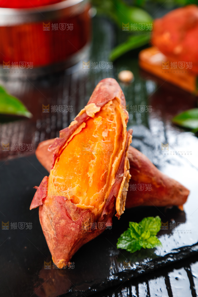 黑石板上的糖心蜜薯