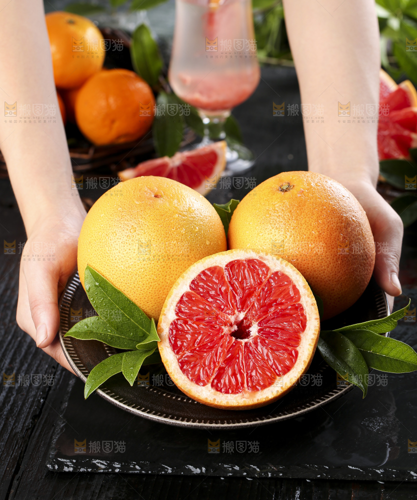 盘子里的红肉葡萄柚