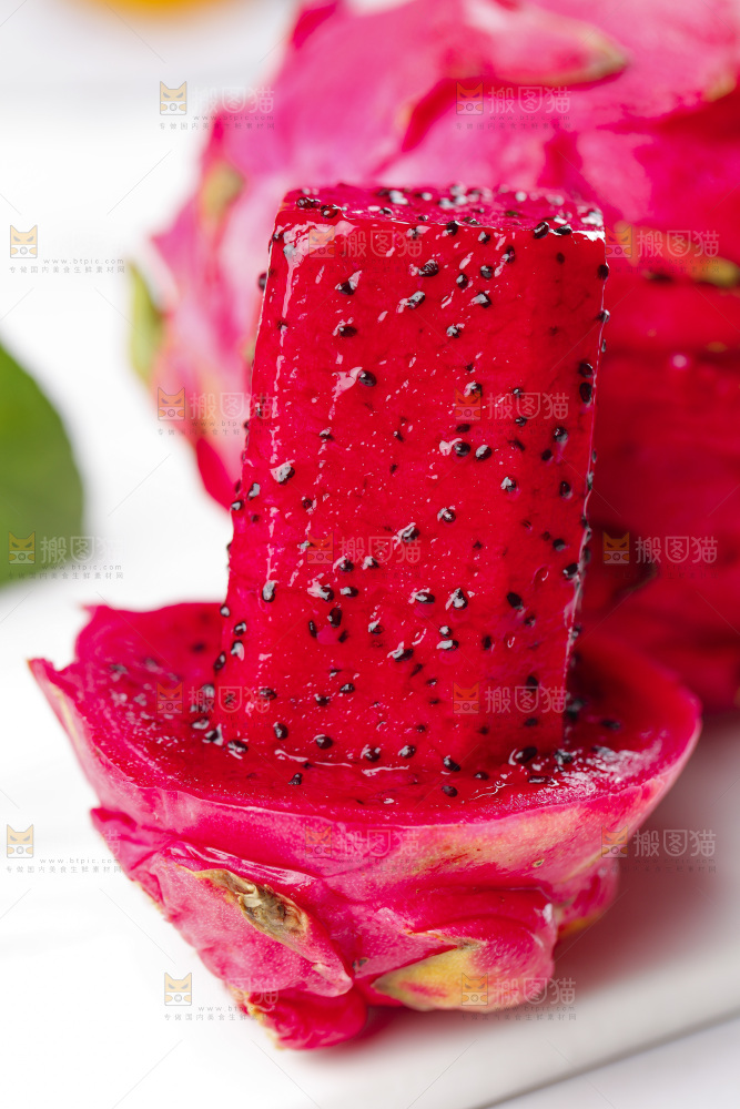 亮底上放着海南金都一号火龙果