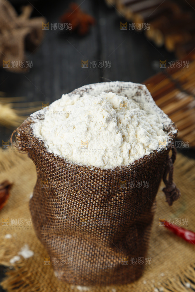 袋子里装着小麦粉