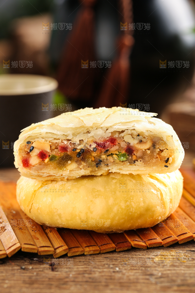 竹底上摆放着酥式月饼