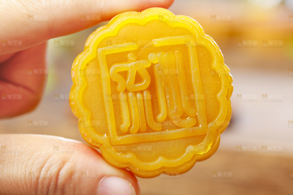 手里拿着流心月饼