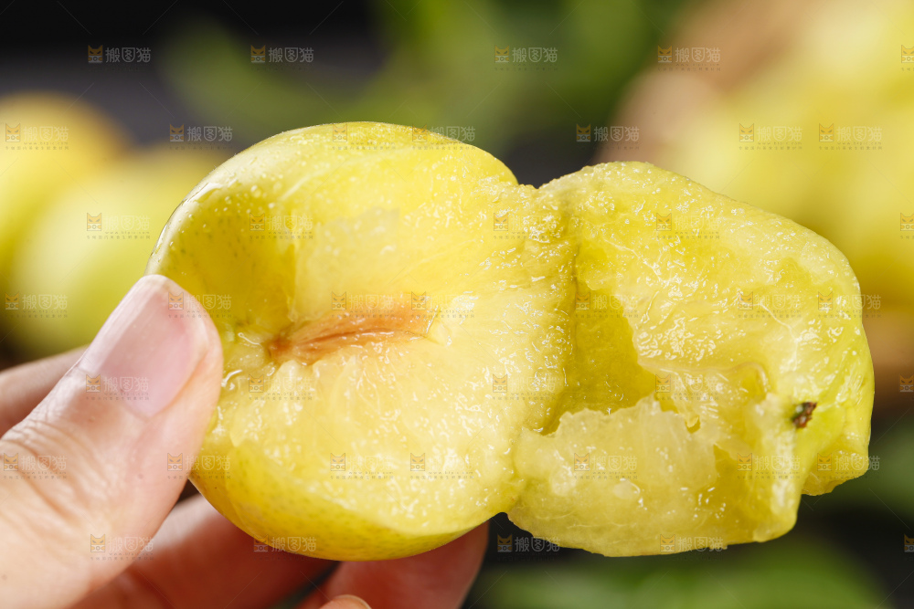 深底上放着黄金奈李