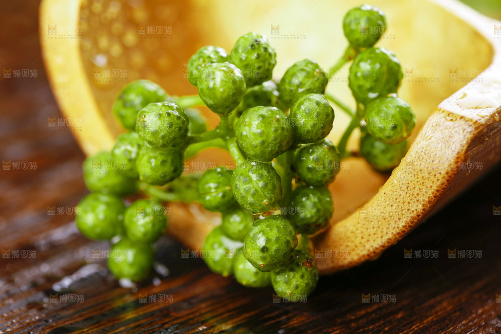 木板上的九叶青花椒