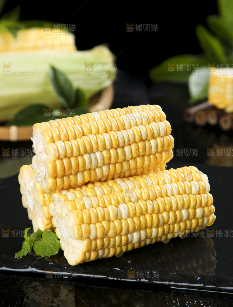 黑石板上放着水果玉米