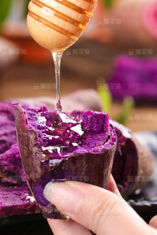 手上拿着紫番薯