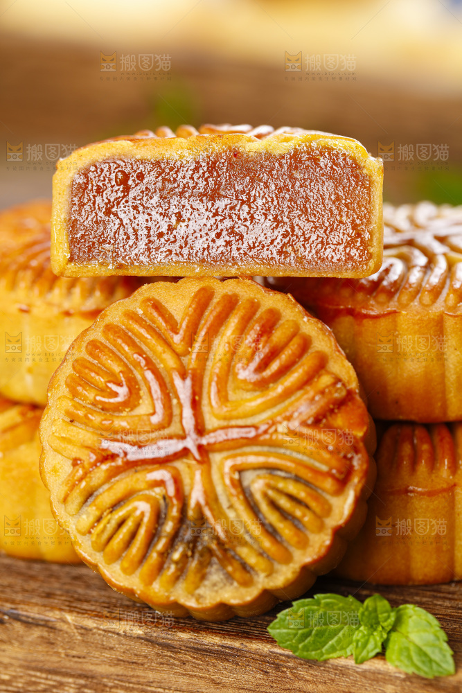 木板上放着中秋月饼