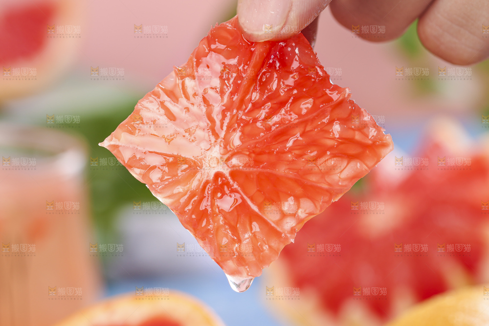 叶子上放着红西柚