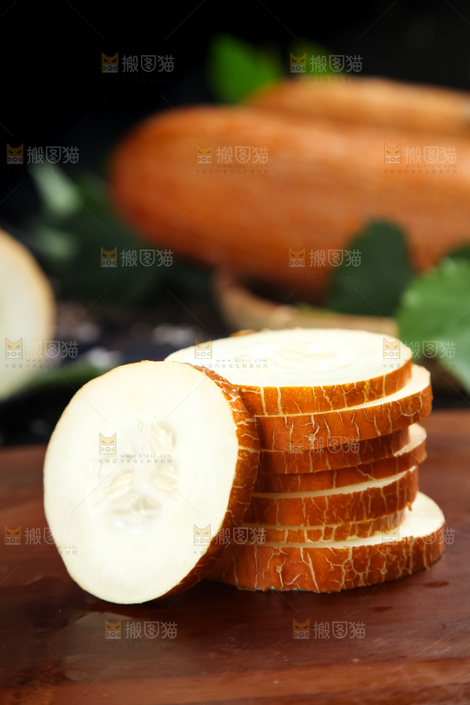 木板上的黄皮大黄瓜