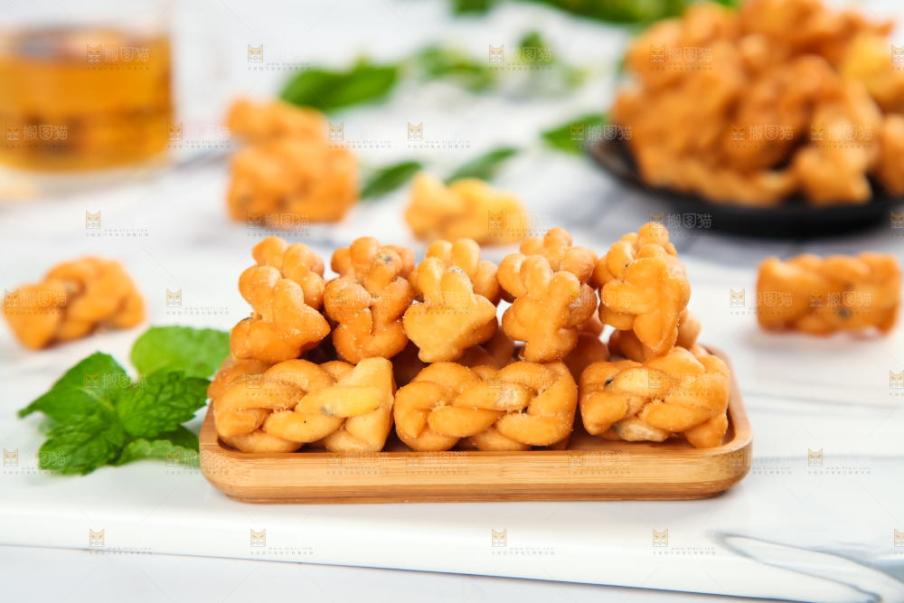 盘子里装着小麻花