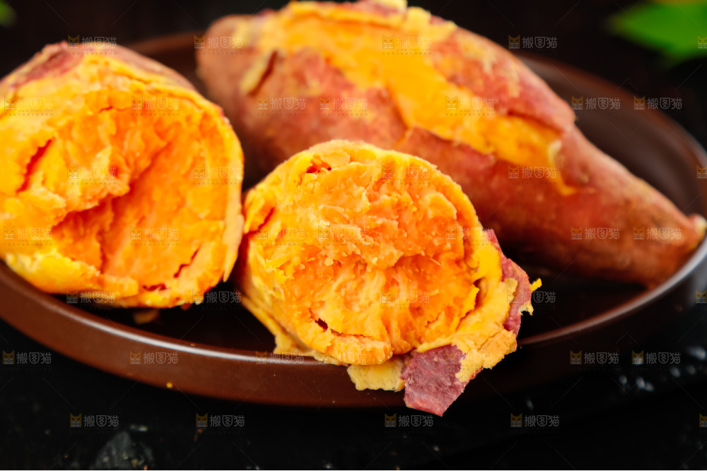 黑石板上的糖心蜜薯